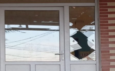 Marneulidə məktəbin aynaları və qapıları sındırıldı
