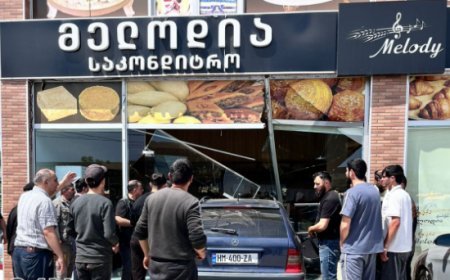 Marneulidə avtomobil şirniyyat mağazasına girib