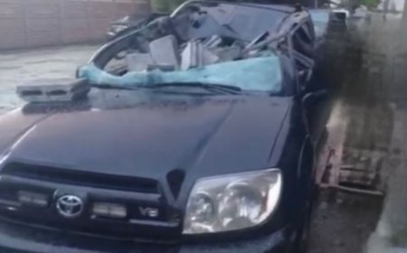 Marneulidə daşlar park edilmiş avtomobilin üzərinə düşdü