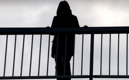 Marneulidə gənc qız özünü körpüdən atıb