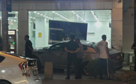 Marneulidə avtomobil “Liberty” bankının binasına çırpılıb-VİDEO