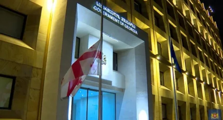 Gürcüstanda bütün inzibati binalarda dövlət bayraqları endirilib
