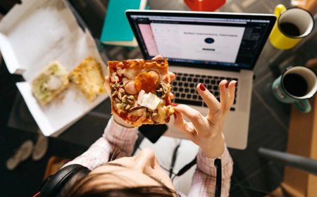 Kompüter qarşısında yemək yeməyin fəsadları - İspaniyalı həkimdən XƏBƏRDARLIQ