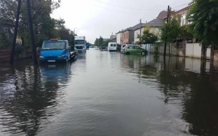 Potidə yağan yağış küçələri və evləri su altında qoyub