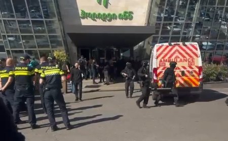 “Holiday Inn” oteli yaxınlığında xüsusi təyinatlılar və polis əməliyyatı: silahlı şəxs saxlanıldı