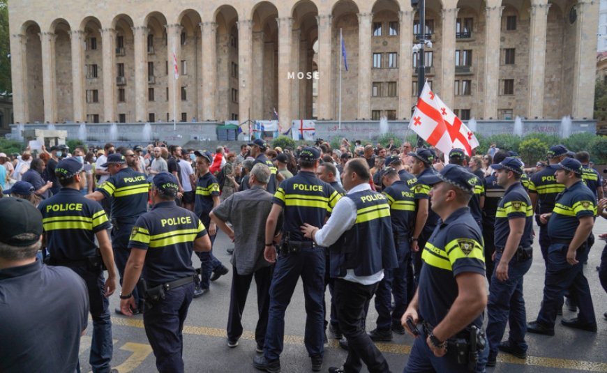 Rustaveli prospektində davam edən etiraz aksiyası zamanı polis 23 nəfəri inzibati qaydada saxlayıb