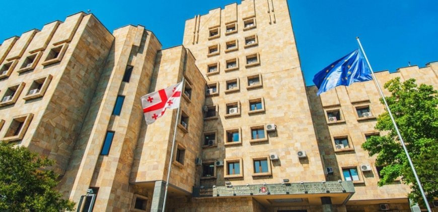 Arvadının şəxsi məlumatlarını ailə üzvləri və dostları ilə paylaşıb