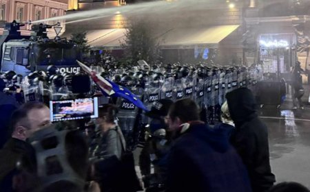 Tbilisidə etirazçılara qarşı su şırnaqlarından istifadə edilməyə başladı-VIDEO