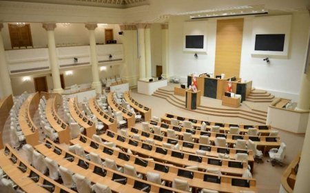 Parlament etirazı məhdudlaşdıran qanun layihəsini üçüncü oxunuşda qəbul etdi