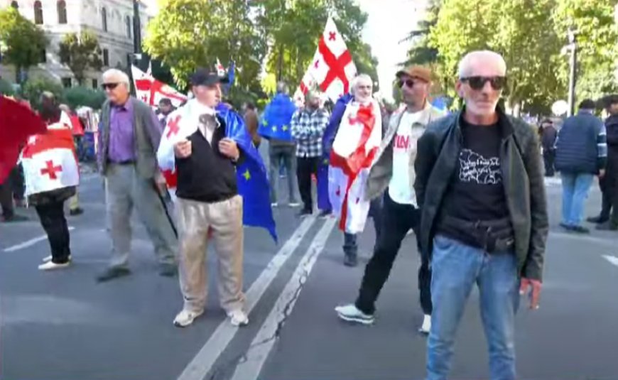 Etirazçılar parlamentin qarşısına toplaşırlar