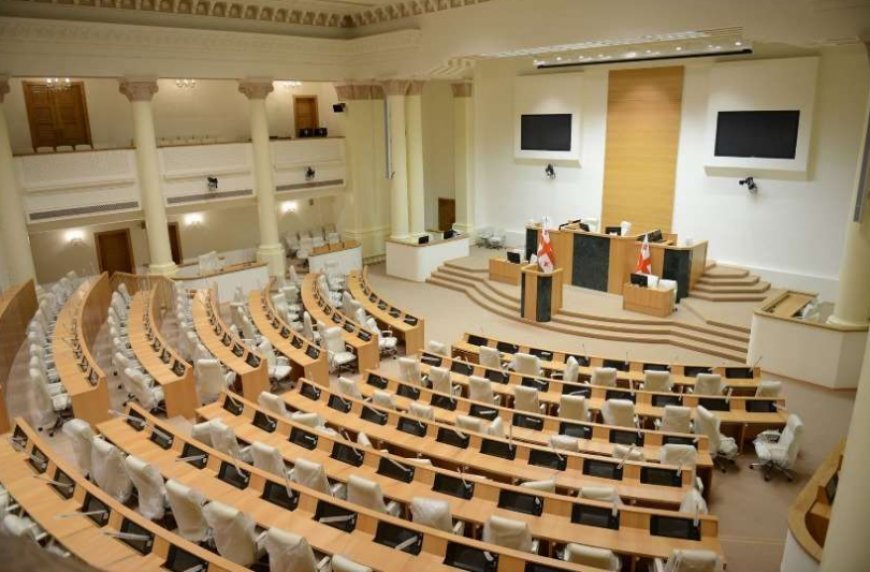 Parlament etirazı məhdudlaşdıran qanun layihəsini üçüncü oxunuşda qəbul etdi