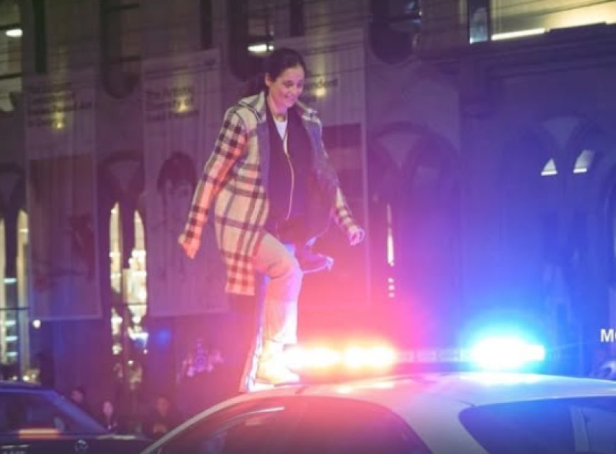 Polis maşınına dırmanan qadın  həbs edildi