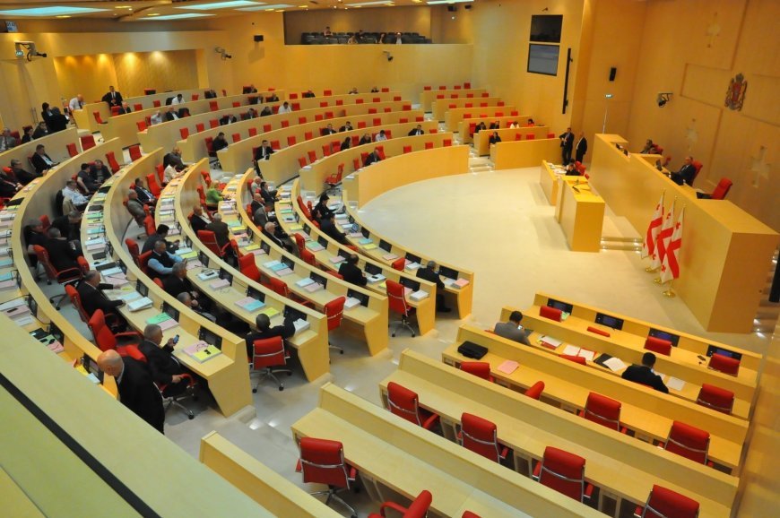 1 noyabrdan etibarən dövlət qulluqçularına ikinci işdə çalışma qadağan ediləcək