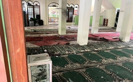 İndoneziyada məsciddə cümə namazı vaxtı partlayış