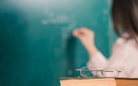 Gürcüstanda müəllimlərin maaşı artırılmayacaq