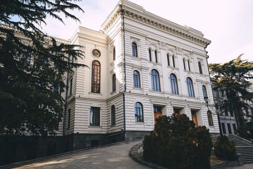 Gürcüstanda ali məktəblərdə təhsil müddəti qısaldılıb