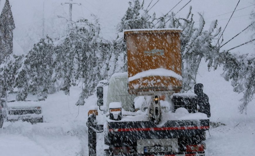 Əlverişsiz hava şəraiti elektrik ötürücü xətlərini zədələyib