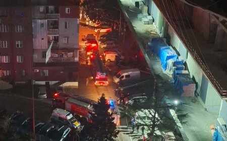 Batumidə yaşayış binasının sonuncu mərtəbəsində yanğın baş verib-VİDEO