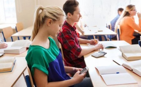 Gürcüstanın orta məktəblərində müəllimlərə telefon qadağası tətbiq olunacaq