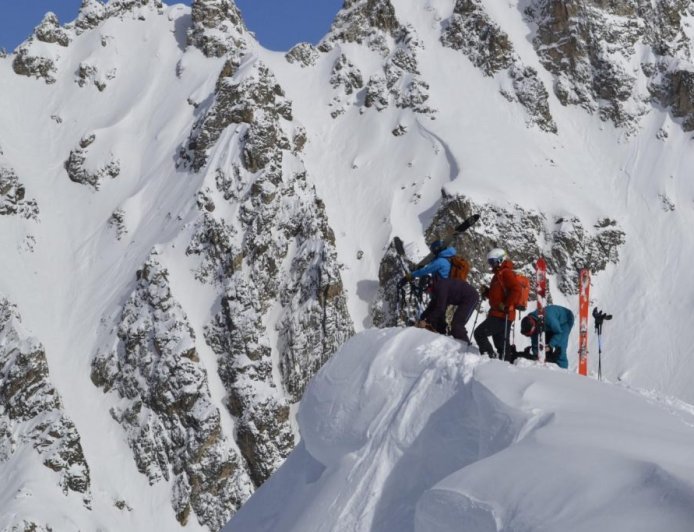 Gürcüstanda turistlər qar uçqununa düşüblər-VİDEO