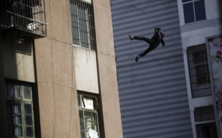 Bakida 13-cü mərtəbədən yıxılan oğlan sağ qaldı