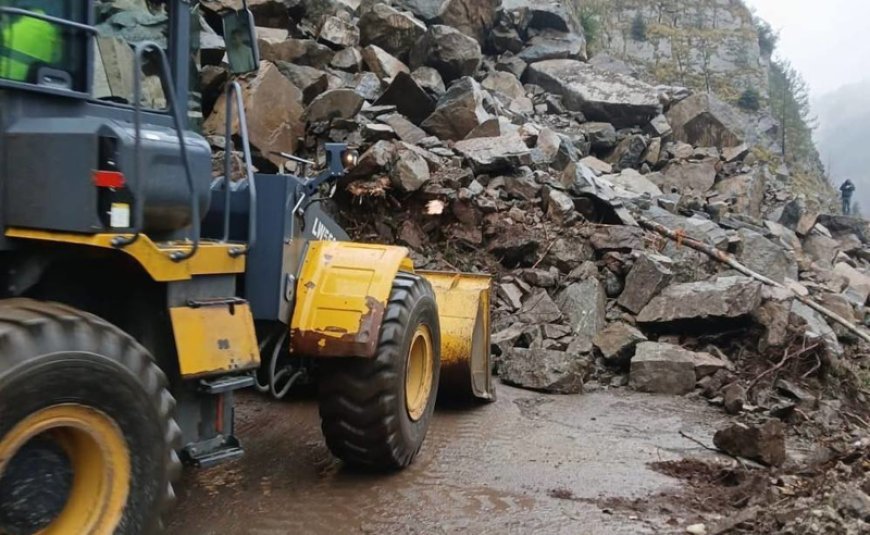 Gürcüstanda torpaq sürüşməsi strateji yolu bağladı