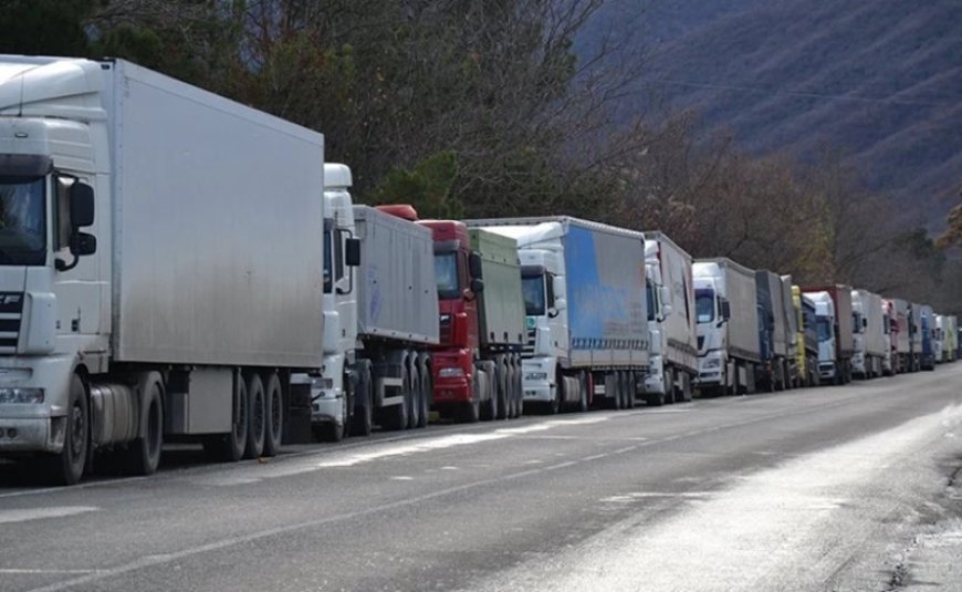 Yük maşını sürücülərindən etiraz: Sərhəddə hərəkət məhdudlaşa bilər