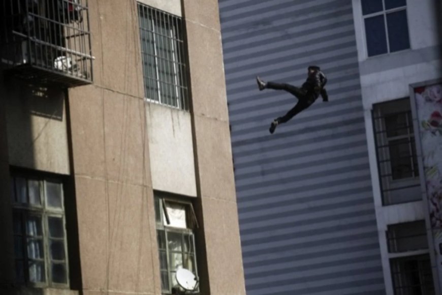 Bakida 13-cü mərtəbədən yıxılan oğlan sağ qaldı