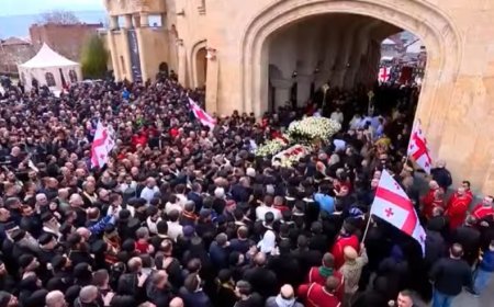 Putinin xüsusi nümayəndəsi Gürcüstan patriarxı II İlyanın dəfn mərasimində iştirak edib