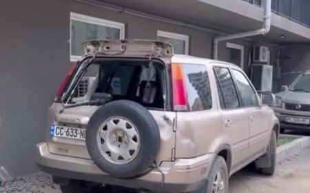 Tbilisidə külək tikintidən düşən hissələr maşınları əzdi-VİDEO