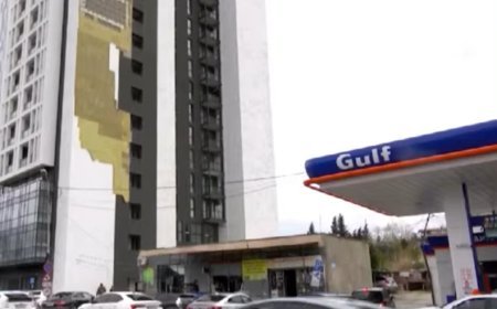 Tbilisidə güclü külək: Yeni binanın fasadı uçdu