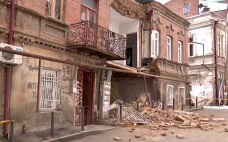 Tbilisidə yaşayış binası uçub: 12 ailə təxliyə edilib-VİDEO