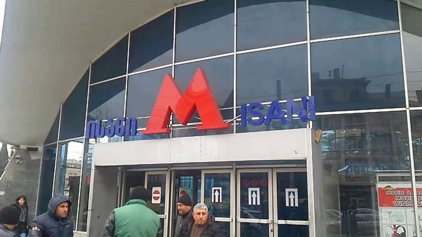 Tbilisi metrosunda bədbəxt hadisə: "İsani" stansiyasında sərnişin relslərin üzərinə düşüb