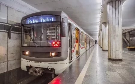 Tbilisidə metronun hərəkəti dayanıb: Sərnişin relslərin üzərinə düşüb