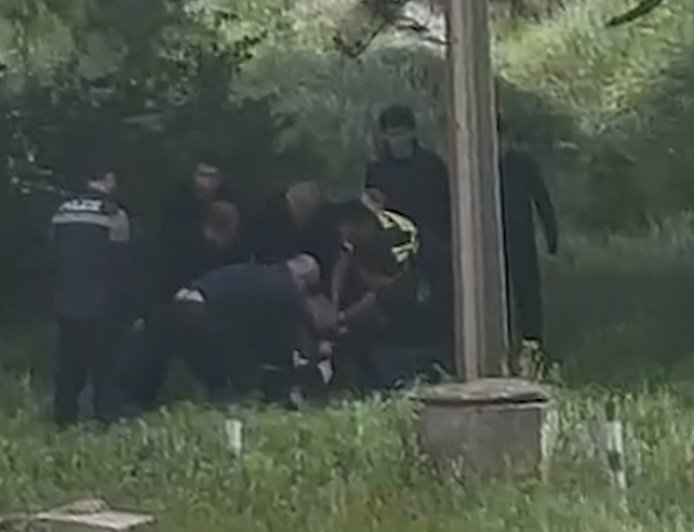 Gürcüstanda polis rəzaləti: Saxlanılan şəxsi yerə yıxıb təpiklədilər —VİDEO