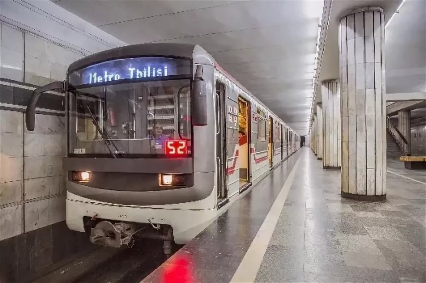 Tbilisidə metronun hərəkəti dayanıb: Sərnişin relslərin üzərinə düşüb