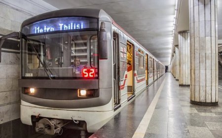 Didubedə metro qəzası: Sərnişin relslərin üzərinə yıxıldı
