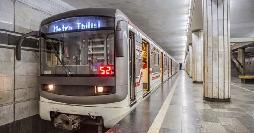 Didubedə metro qəzası: Sərnişin relslərin üzərinə yıxıldı