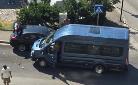 Tbilisidə marşrut mikroavtobusu ilə minik maşını toqquşdu