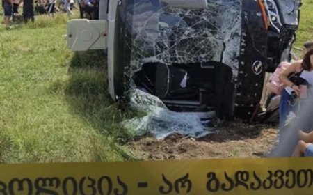 Zestafoni-Kutaisi yolunda avtobus aşdı – 13 yaralı