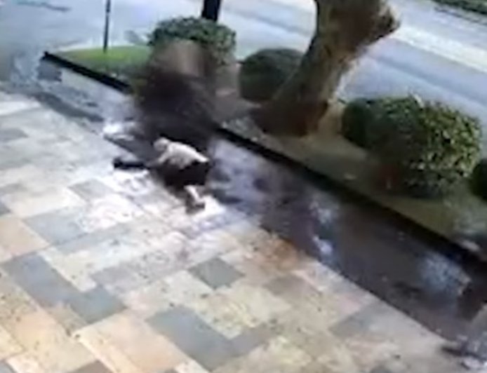 Tbilisidə motosiklet trotüarda qoca qadına vurub