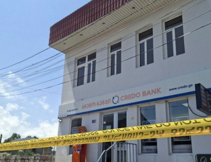 “Credo Bank”ın filialına hücum