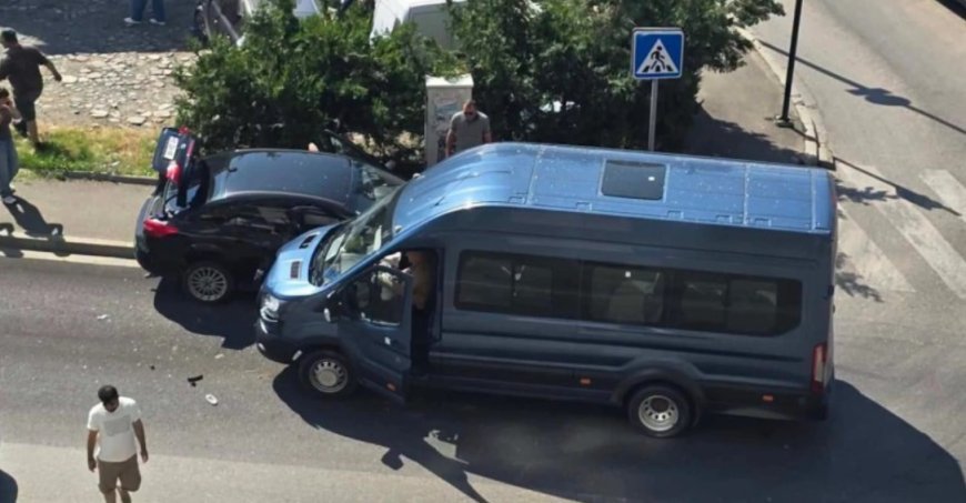 Tbilisidə marşrut mikroavtobusu ilə minik maşını toqquşdu