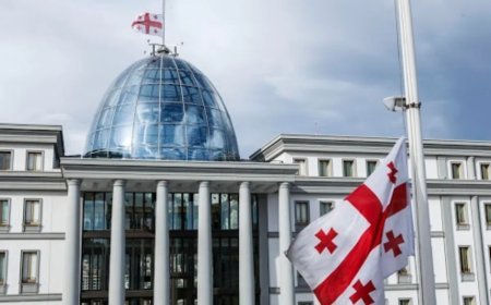 Gürcüstanda dövlət bayraqları yarıya endirilib