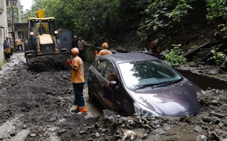 Tbilisinin 10 rayonunda sel fəsadları: Binalar zədələndi, avtomobillər torpaq altında qaldı