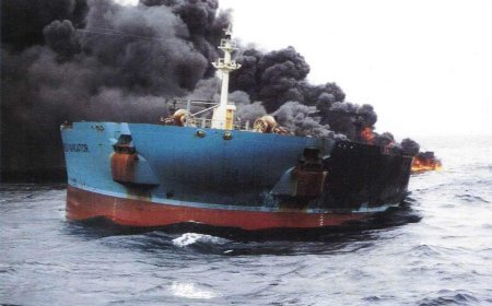 Hörmüzdə supertanker minaya düşdü: Yanğın başladı