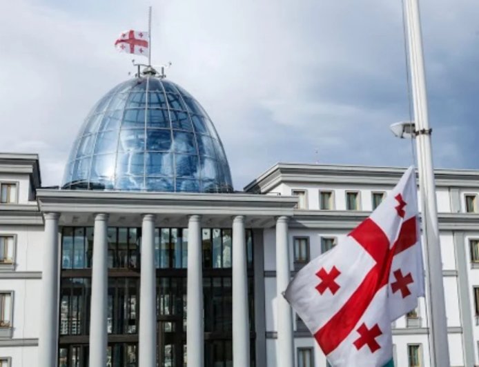 Gürcüstanda dövlət bayraqları yarıya endirilib