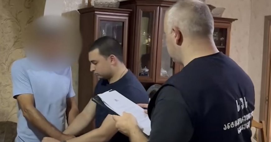 Miqrantları aldadaraq qanunsuz möhür vuran dələduz qrup tutuldu