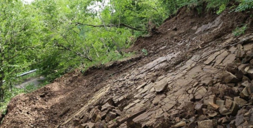 Sairme yolunda torpaq uçğunu: Avtomobillərin hərəkəti tam məhdudlaşdırıldı