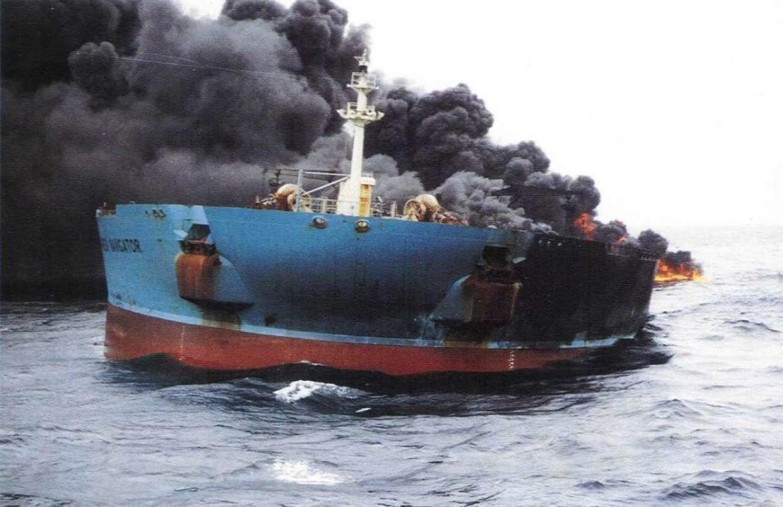 Hörmüzdə supertanker minaya düşdü: Yanğın başladı